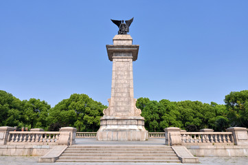 Obraz premium City square statue of goddess of peace