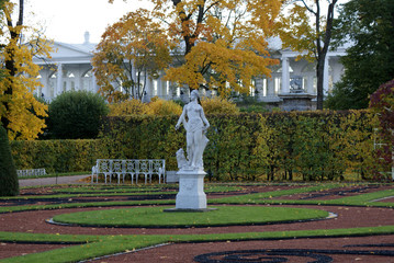 Fototapeta na wymiar Historical sculptures in the park in the fall. St. Petersburg.