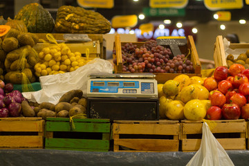 Balanza rodeado de frutas y verduras