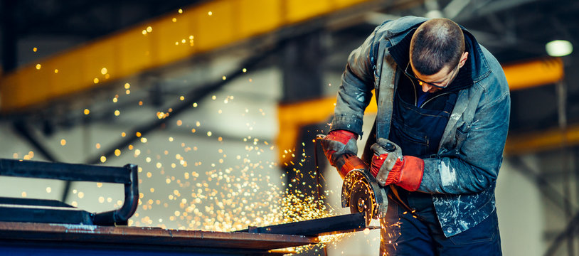 Manual worker with the grinder
