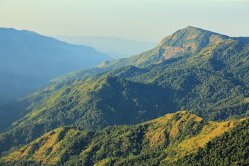 Fototapeta premium The green mountains in the morning are sunny.