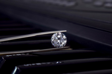  Selected diamonds In the tong On the piano background