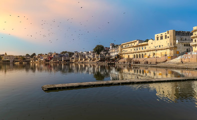 Fototapeta premium Pushkar Lake near Ajmer Rajasthan at sunset with ancient buildings