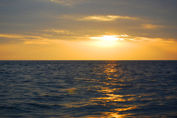 Fototapeta premium At sunset The sun will shine golden. Reflecting on the sea to the skyline.