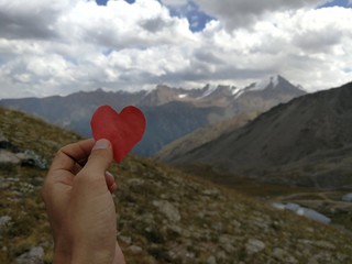 Fototapeta premium heart in hand on the background of blue sky
