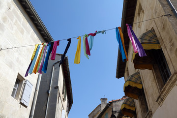 Bunte Bänder in Arles, Provence