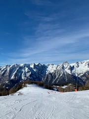 Fototapeta na wymiar Alpenpanorama im Skiegebiet mit Bergen im Hintergrund