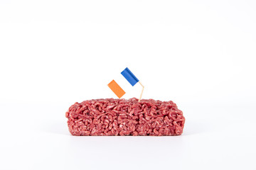 Frisches Hackfleisch mit einer geknickten französischer Flagge