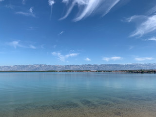 Bergpanorama und Meer in Kroatien