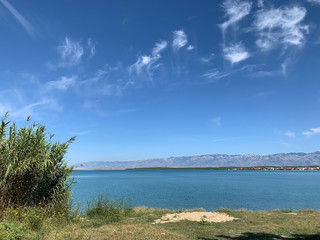 Bergpanorama am Meer in Kroatien