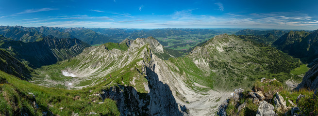 Fototapeta na wymiar Blick vom Nebelhorn bei Oberstdorf auf die Allgäuer Alpen