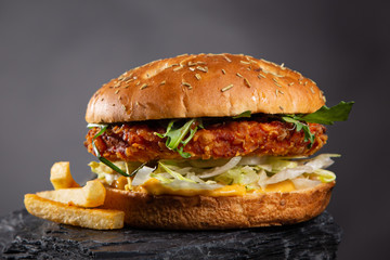 chickenburger mit pommes