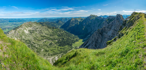 Blick vom Nebelhorn bei Oberstdorf auf die Allgäuer Alpen und Hindelanger Klettersteig