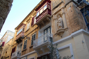 Fototapeta na wymiar buildings (houses or flats) in vittoriosa in malta