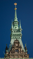 Turmspitze Rathaus Hamburg entzerrt sonnig