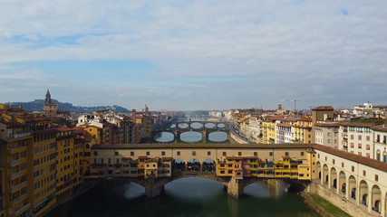Fototapeta na wymiar close look ate the vecchio bridge in firenze
