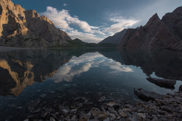 Majestic China Snow Mountain.Stunning Chinese natural landscape.Beautiful view of the lake. 描述：Beautiful Chinese natural scenery.