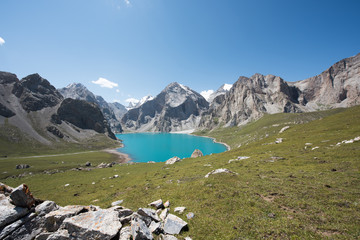 Majestic China Snow Mountain.Stunning Chinese natural landscape.Beautiful view of the lake. 描述：Beautiful Chinese natural scenery.