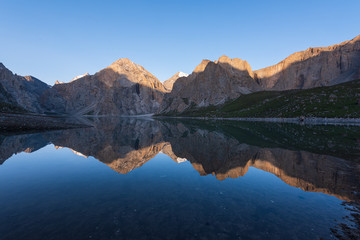 Obraz premium Majestic China Snow Mountain.Stunning Chinese natural landscape.Beautiful view of the lake. 描述：Beautiful Chinese natural scenery.