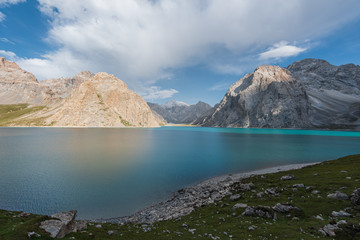 Majestic China Snow Mountain.Stunning Chinese natural landscape.Beautiful view of the lake. 描述：Beautiful Chinese natural scenery.