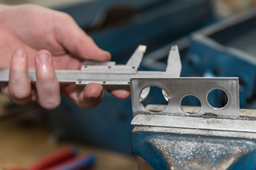 Handwerker misst Innenmass - Messschieber