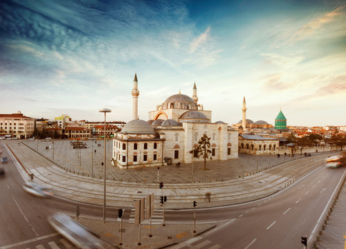 Mevlana museum in Konya Şehrinde Mevlana T&uuml;rbesi ve Cami. Mevlana m&uuml;ze manzarası, Mevlana Celaleddin-i Rumi bir tasavvuf filozofu ve mistik İslam şairidir.