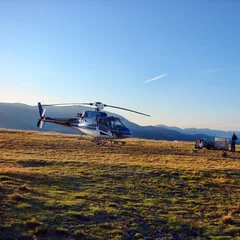 Crédence de cuisine en verre imprimé hélicoptère Pilot supply the helicopter on the mountain