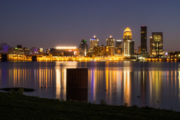 Naklejka premium Louisville skyline at night