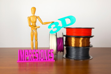 3D printing filament reels with wooden anthropomorphic doll with text in spanish 