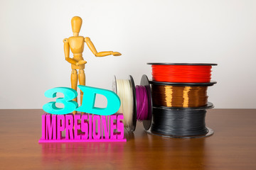 3D printing filament reels with wooden anthropomorphic doll with text in spanish 