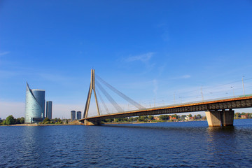 Fototapeta na wymiar View of bridge and modern building