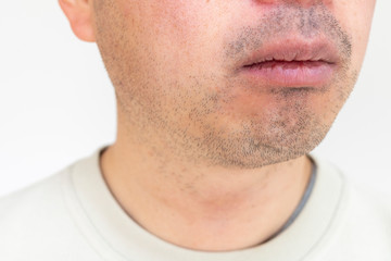 無精ひげの男の口元