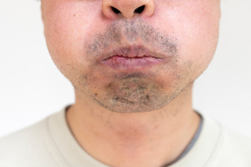 無精ひげの男の口元
