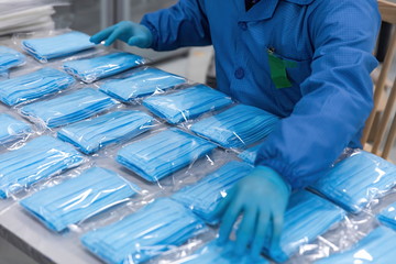 With the global spread of novel coronavirusCOVID-19 pneumatia, medical mask production workers are organizing masks to prepare for the epidemic.