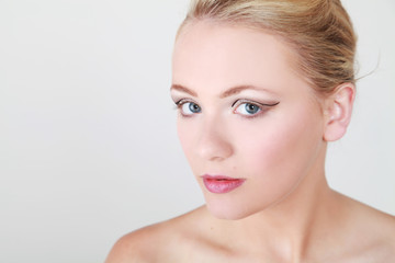 blonde model waering eyeliner makeup