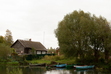 Obraz premium Russia, Pereslavl-Zalessky, Golden ring of Russia, Russian village, the Trubezh river , boats