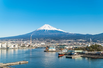 冬の快晴の日、静岡県の田子の浦港から富士市の工業地帯と富士山の眺め。