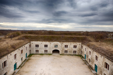 Eine Festung im ersten Weltkrieg, mit Erde bedeckt