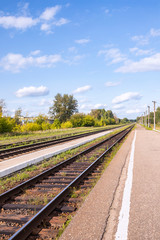 Obraz premium Railroad tracks and platform in the countryside