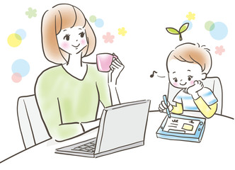 タブレット学習　男の子　見守る母親