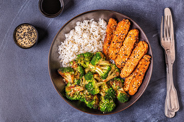 Fried tempeh with rice and broccoli.