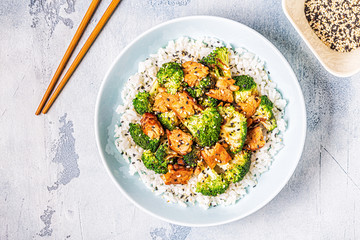 Fried tempeh with rice and broccoli.