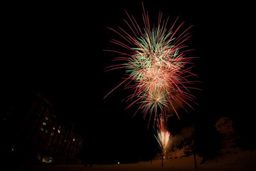 冬のゲレンデを彩るクリスマスカラーの花火