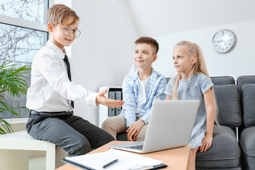 Obraz premium Little real estate agent working with clients in office