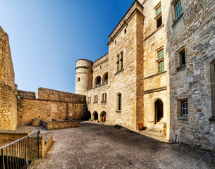 Blick in den Innerhof von Schloß Le Barroux in der Provence