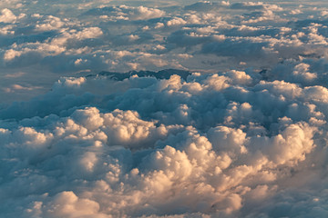 Sonnenaufgang über den Wolken mit bedecktem Himmel