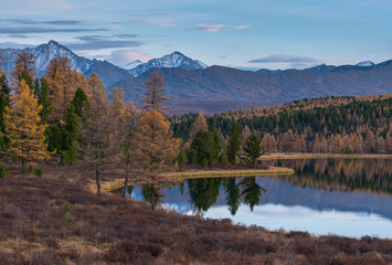 Obraz premium Beautiful autumn mountain lake and mountains