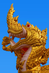 Fototapeta na wymiar scupture de dragon doré en thaïlande