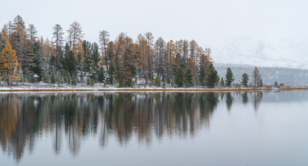 Fototapeta premium Beautiful autumn mountain lake and mountains