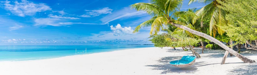 Poster Tropisch strandpanorama als zomerlandschap met strandschommel of hangmat en wit zand en kalme zee voor strandbanner. Perfecte strandscène vakantie en zomervakantie concept. Verbeter het kleurproces © icemanphotos